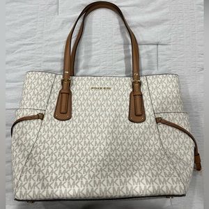 Michael Kors - Voyager East West Signature Tote